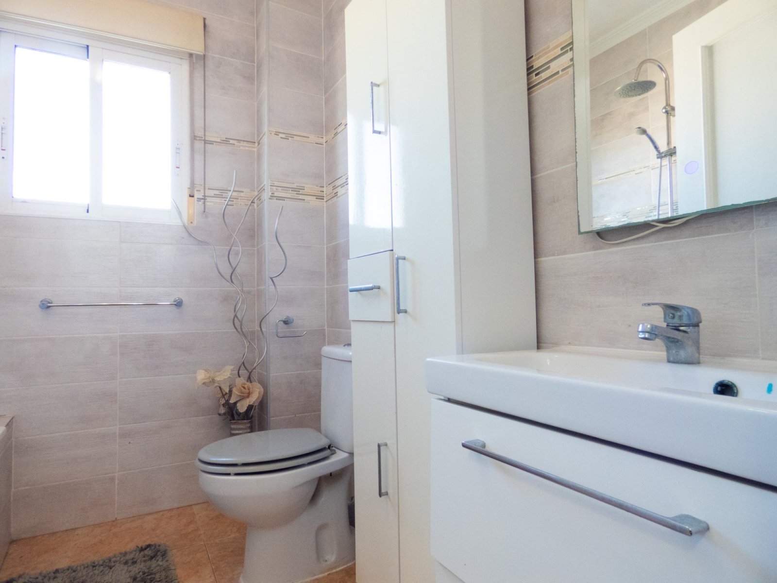 Villa avec 4 chambres, 3 salles de bains, terrasse sur le toit, piscine privée et belles vues