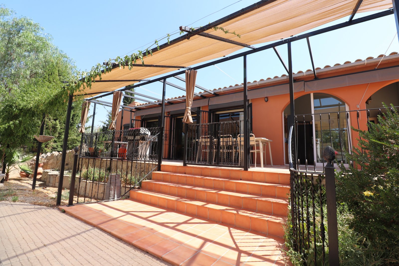 Magnifique villa avec 7 chambres, 5 salles de bains, piscine privée et belles vues sur un grand terrain