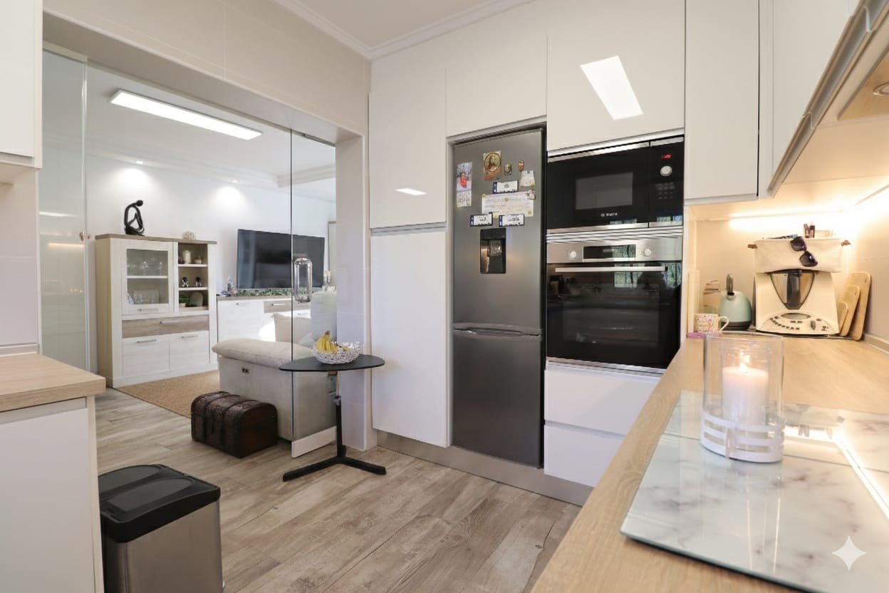 Villa avec 4 chambres, 3 salles de bains, appartement d'amis et piscine privée à Las Filipinas