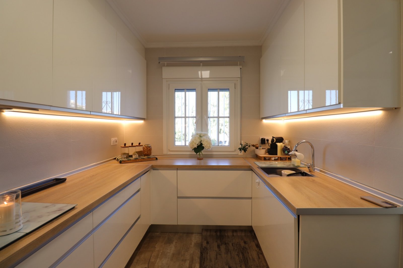 Villa avec 4 chambres, 3 salles de bains, appartement d'amis et piscine privée à Las Filipinas