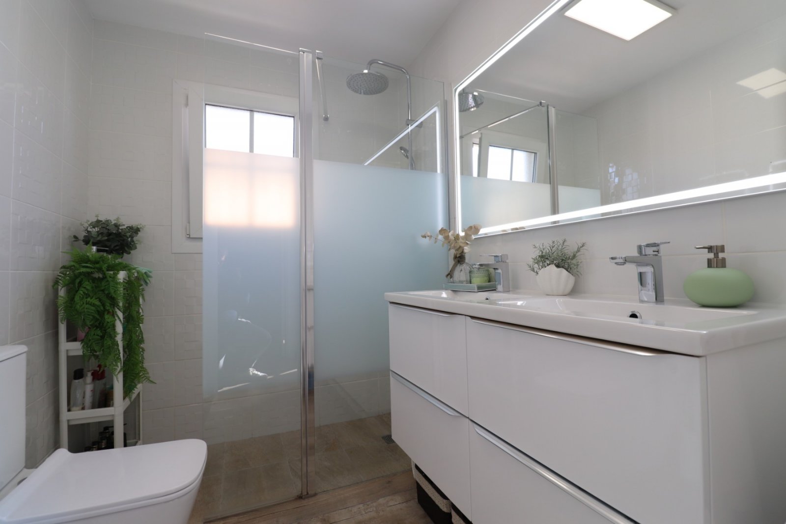 Villa avec 4 chambres, 3 salles de bains, appartement d'amis et piscine privée à Las Filipinas