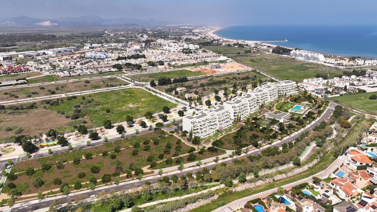 Appartements avec 2 chambres, 2 salles de bain, climatisation, chauffage au sol dans la salle de bain et piscine commune à seulement 500 m de la plage