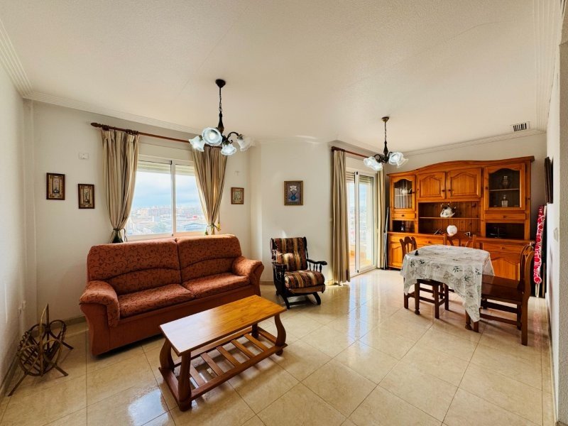 Appartement avec 2 chambres, 1 salle de bain, place de parking souterrain et piscine commune