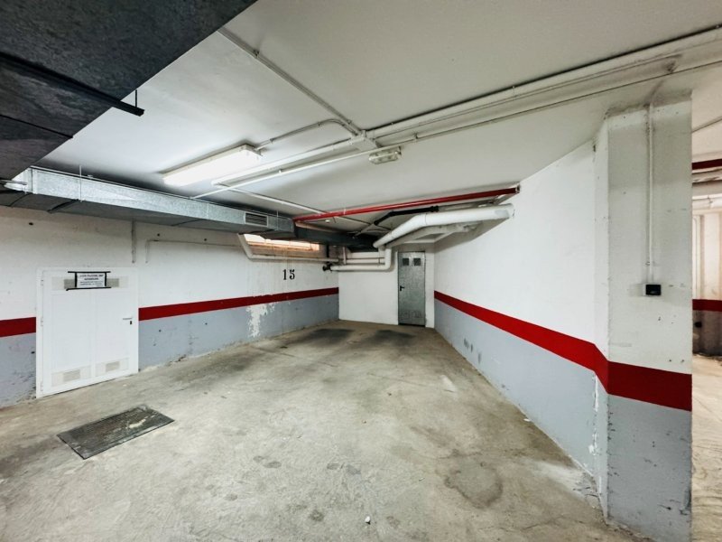 Appartement avec 2 chambres, 1 salle de bain, place de parking souterrain et piscine commune