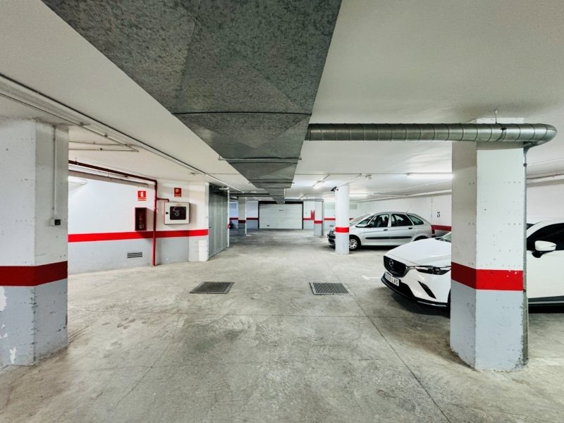 Appartement avec 2 chambres, 1 salle de bain, place de parking souterrain et piscine commune