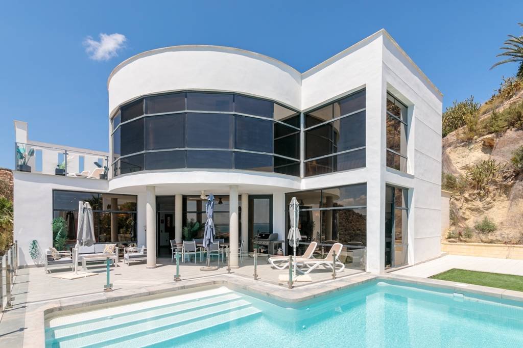 Villa moderne avec piscine chauffée et vue panoramique spectaculaire sur la côte et la mer, avec licence de location