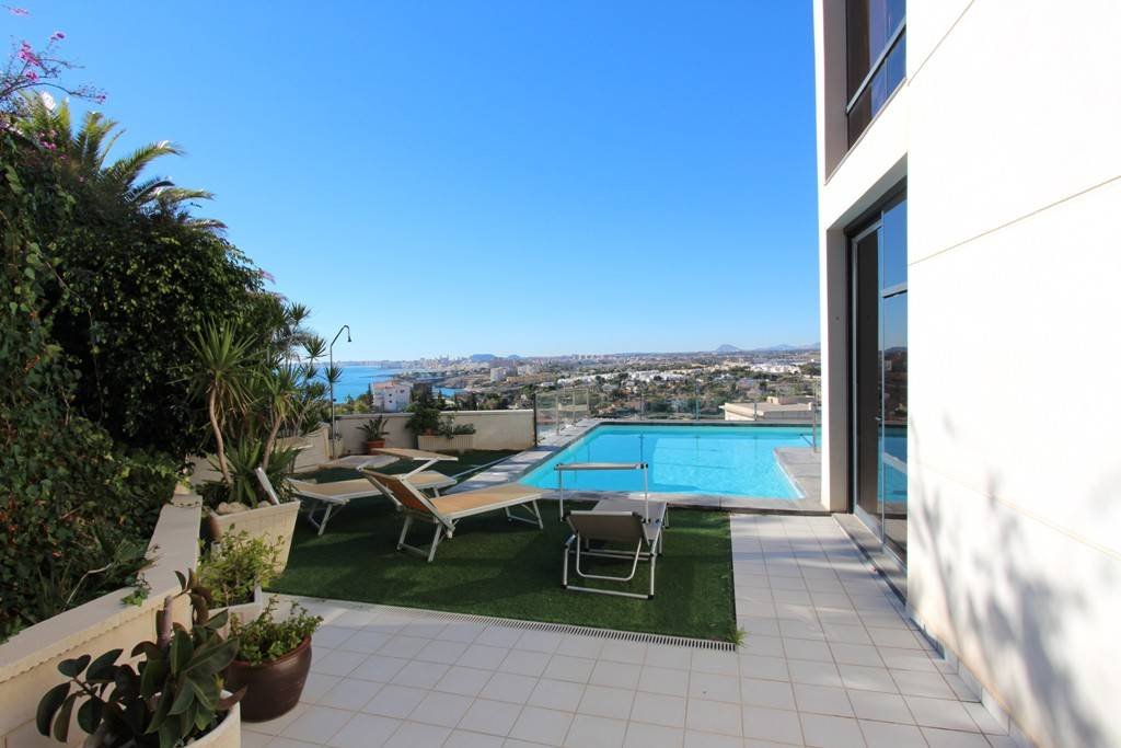 Villa moderne avec piscine chauffée et vue panoramique spectaculaire sur la côte et la mer, avec licence de location