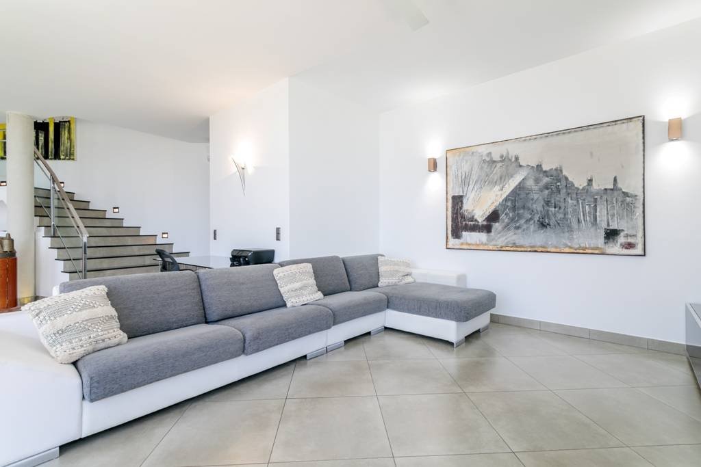 Villa moderne avec piscine chauffée et vue panoramique spectaculaire sur la côte et la mer, avec licence de location