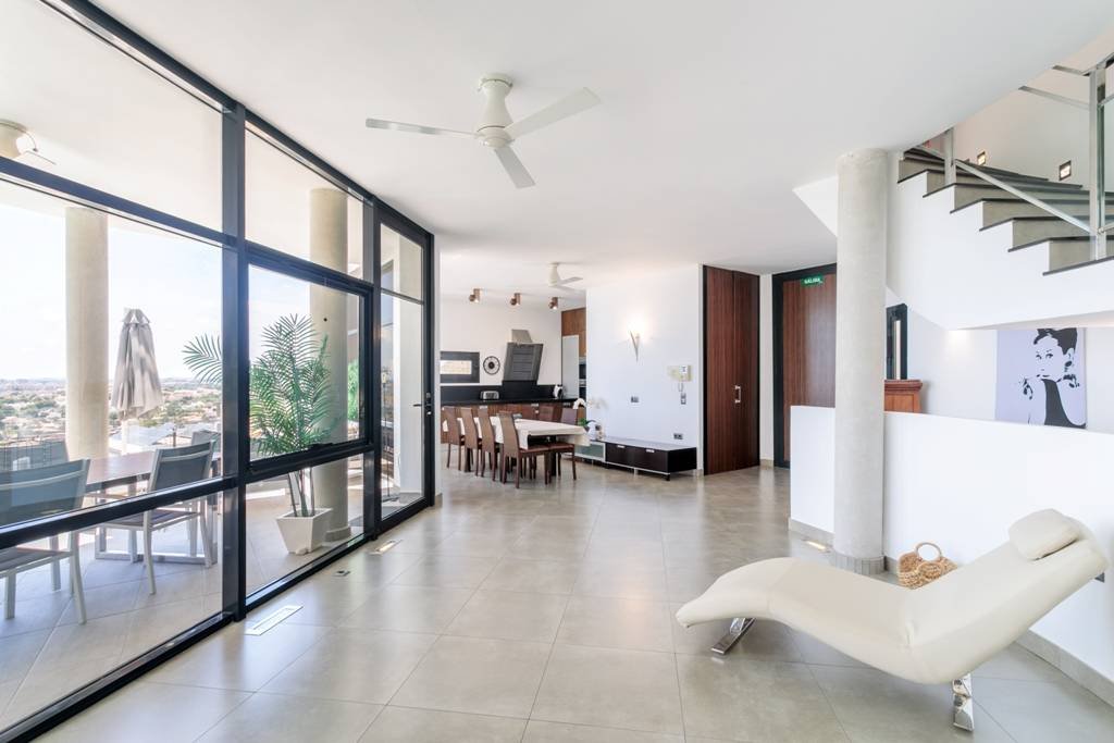 Villa moderne avec piscine chauffée et vue panoramique spectaculaire sur la côte et la mer, avec licence de location