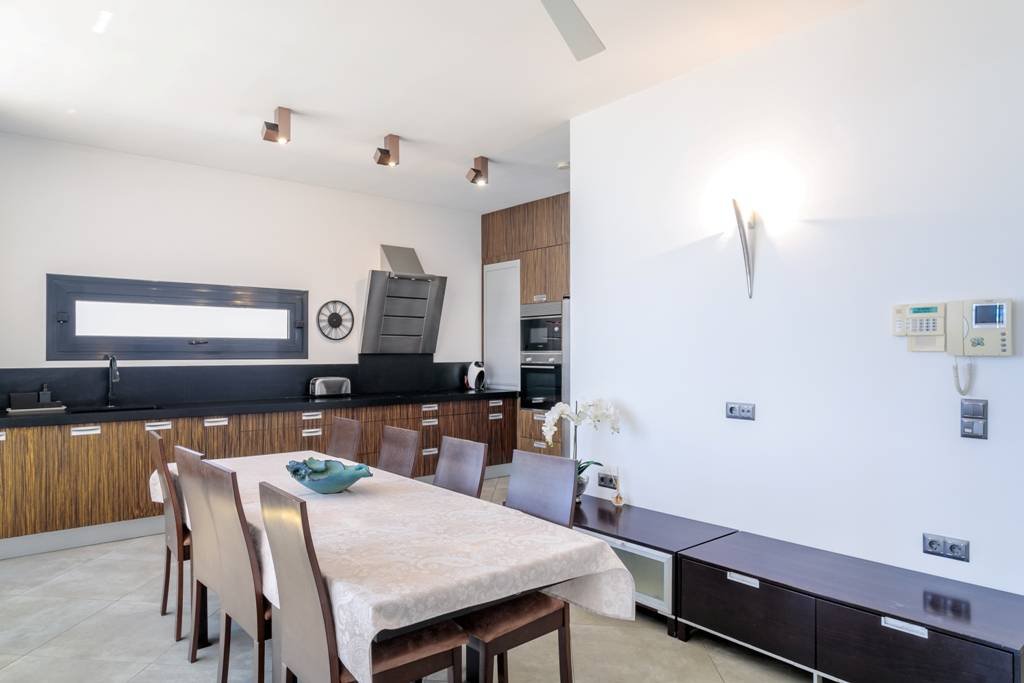 Villa moderne avec piscine chauffée et vue panoramique spectaculaire sur la côte et la mer, avec licence de location