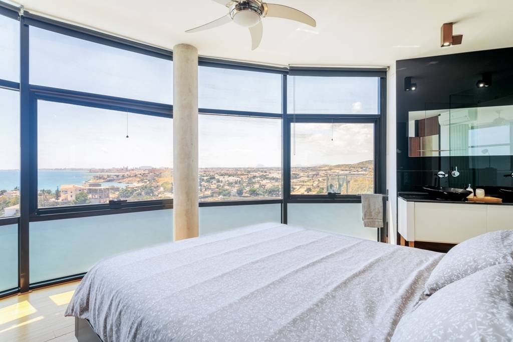 Villa moderne avec piscine chauffée et vue panoramique spectaculaire sur la côte et la mer, avec licence de location