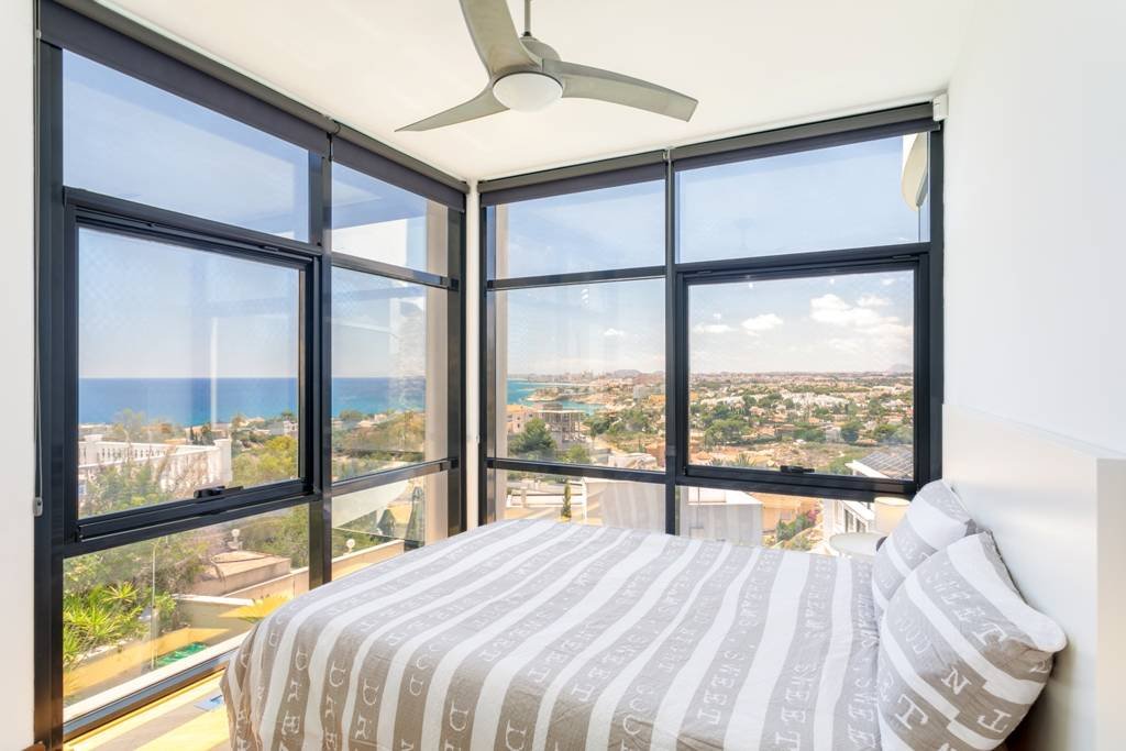 Villa moderne avec piscine chauffée et vue panoramique spectaculaire sur la côte et la mer, avec licence de location