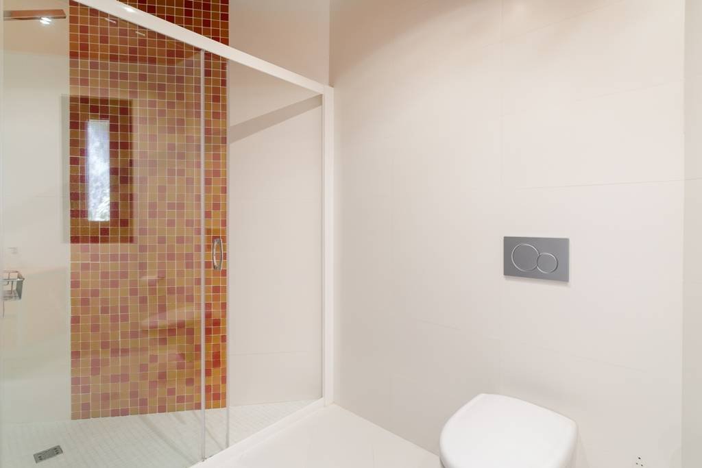 Villa moderne avec piscine chauffée et vue panoramique spectaculaire sur la côte et la mer, avec licence de location