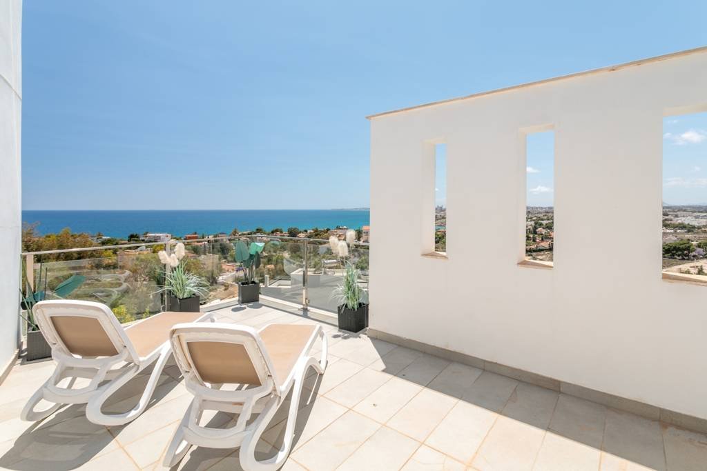 Villa moderne avec piscine chauffée et vue panoramique spectaculaire sur la côte et la mer, avec licence de location