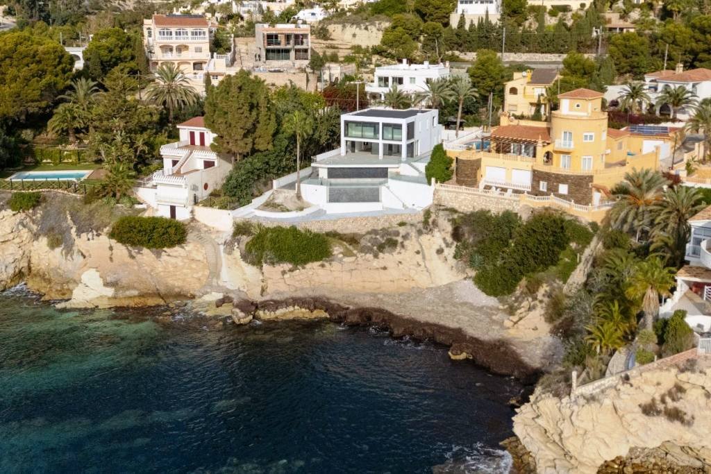 Villa entièrement rénovée en bord de mer - avec vue sur la mer et la côte !