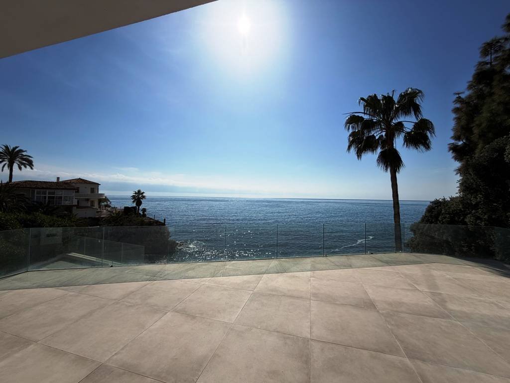 Villa entièrement rénovée en bord de mer - avec vue sur la mer et la côte !