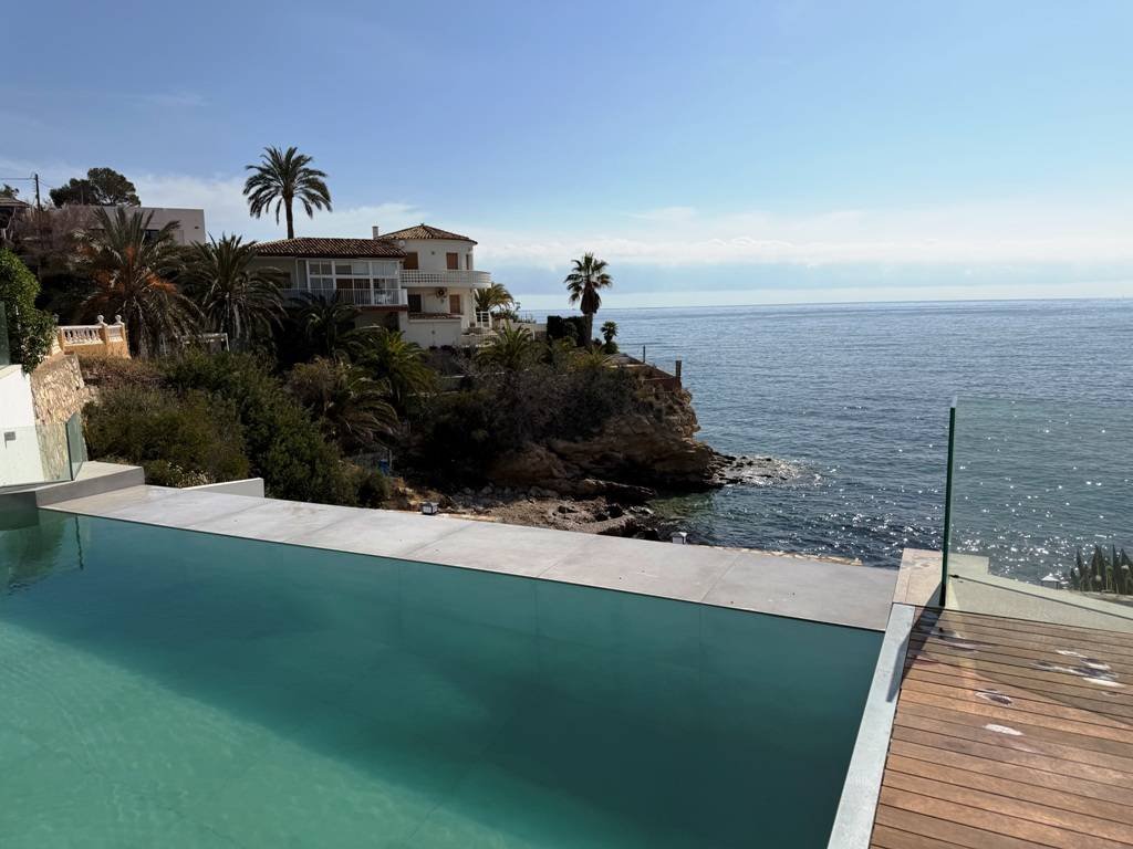 Villa entièrement rénovée en bord de mer - avec vue sur la mer et la côte !