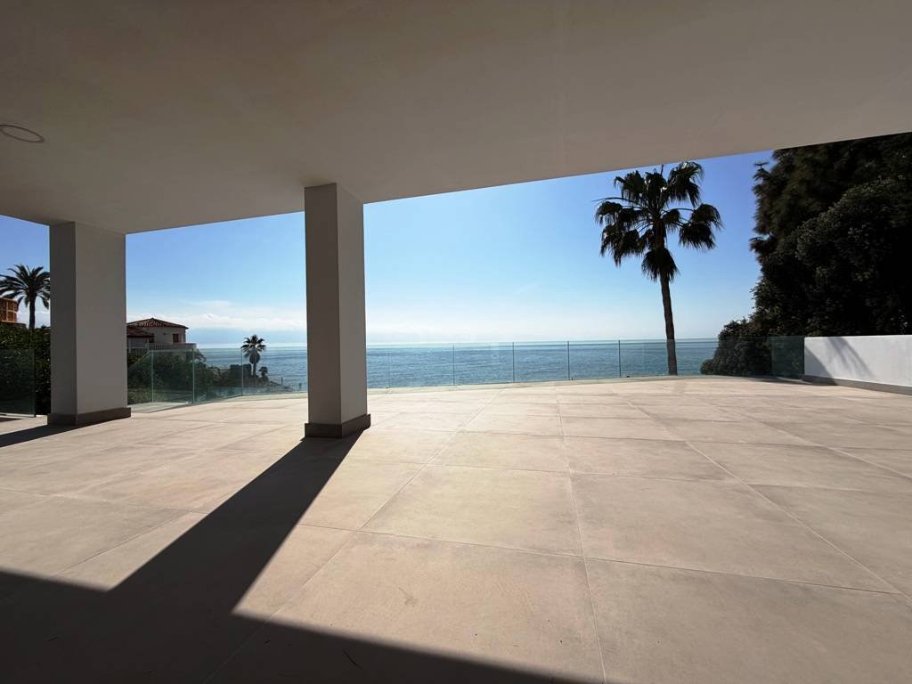 Villa entièrement rénovée en bord de mer - avec vue sur la mer et la côte !