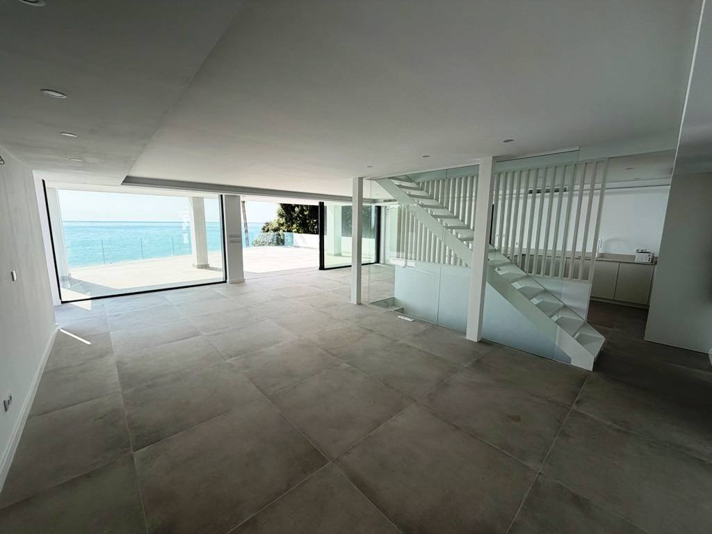 Villa entièrement rénovée en bord de mer - avec vue sur la mer et la côte !