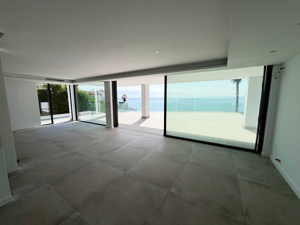 Villa entièrement rénovée en bord de mer - avec vue sur la mer et la côte !