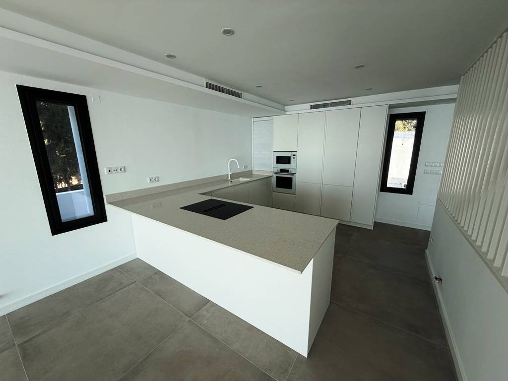 Villa entièrement rénovée en bord de mer - avec vue sur la mer et la côte !