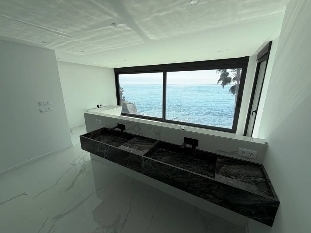 Villa entièrement rénovée en bord de mer - avec vue sur la mer et la côte !