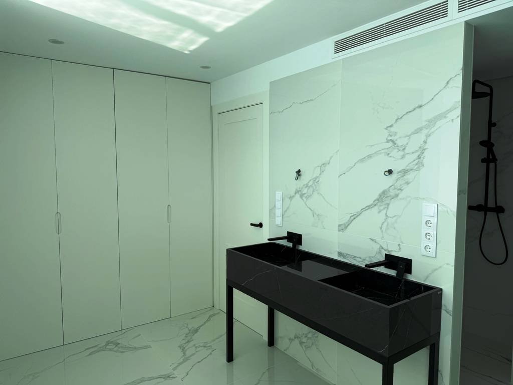 Villa entièrement rénovée en bord de mer - avec vue sur la mer et la côte !