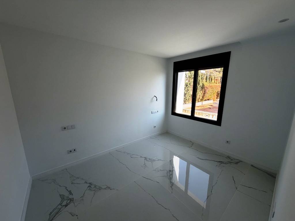 Villa entièrement rénovée en bord de mer - avec vue sur la mer et la côte !