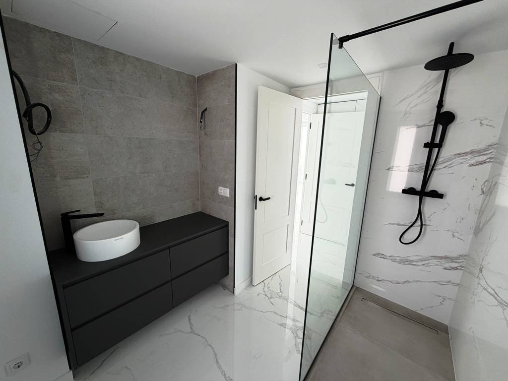 Villa entièrement rénovée en bord de mer - avec vue sur la mer et la côte !