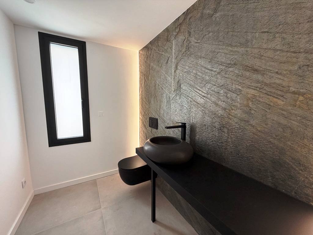 Villa entièrement rénovée en bord de mer - avec vue sur la mer et la côte !