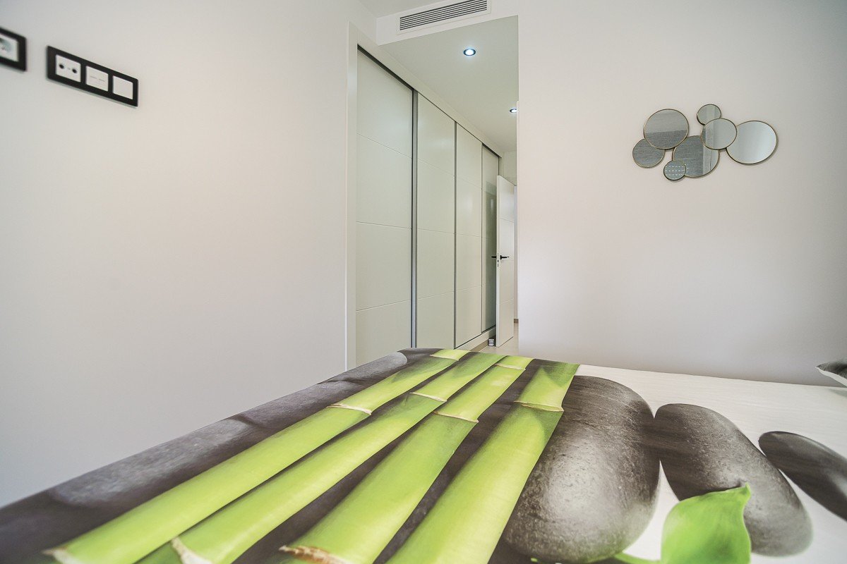 Appartement au rez-de-chaussée avec 2 chambres, 2 salles de bain, jardin privé et piscine communautaire dans le golf de Lo Romero