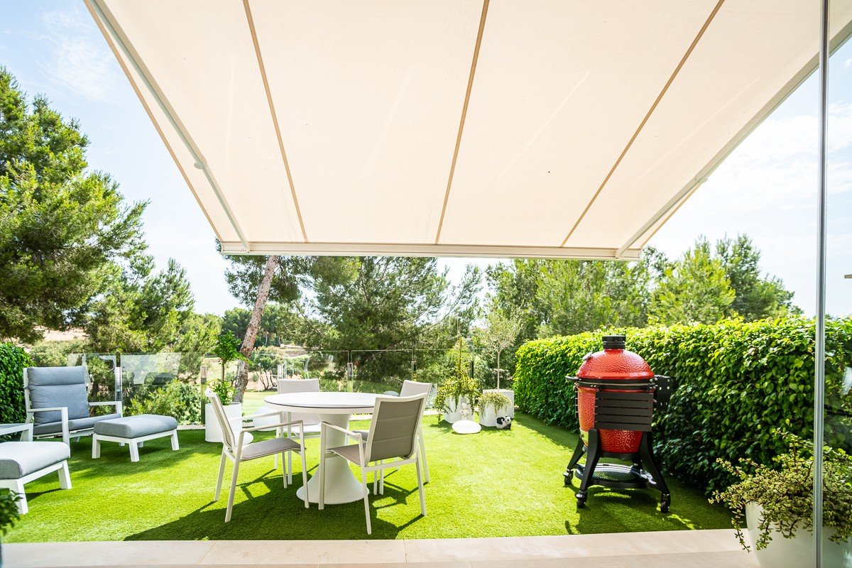 Appartement au rez-de-chaussée avec 2 chambres, 2 salles de bain, jardin privé et piscine communautaire dans le golf de Lo Romero