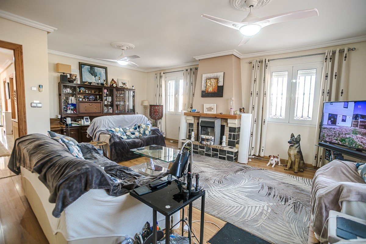 Wunderschöne Villa mit 6 Schlafzimmern, 6 Bädern, Dachterrasse, Alarmanlage und Privatpool