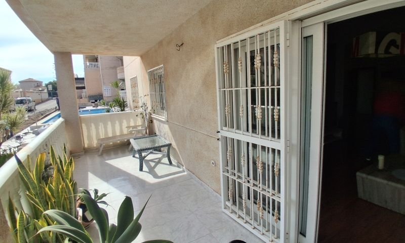 Appartement spectaculaire et spacieux au rez-de-chaussée, comprenant 2 chambres, 2 salles de bains et une vue sur la piscine