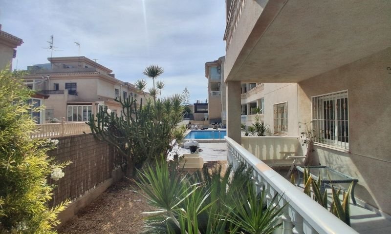 Appartement spectaculaire et spacieux au rez-de-chaussée, comprenant 2 chambres, 2 salles de bains et une vue sur la piscine