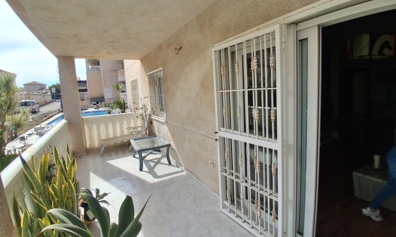 Appartement spectaculaire et spacieux au rez-de-chaussée, comprenant 2 chambres, 2 salles de bains et une vue sur la piscine