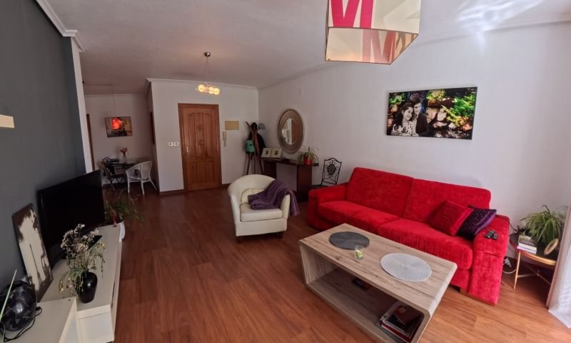 Appartement spectaculaire et spacieux au rez-de-chaussée, comprenant 2 chambres, 2 salles de bains et une vue sur la piscine