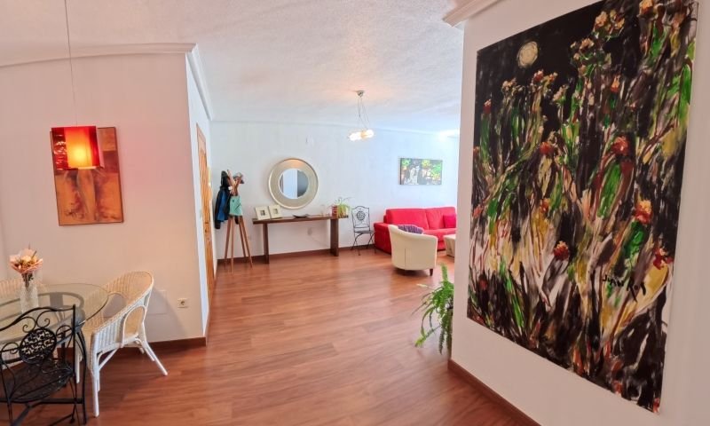 Appartement spectaculaire et spacieux au rez-de-chaussée, comprenant 2 chambres, 2 salles de bains et une vue sur la piscine