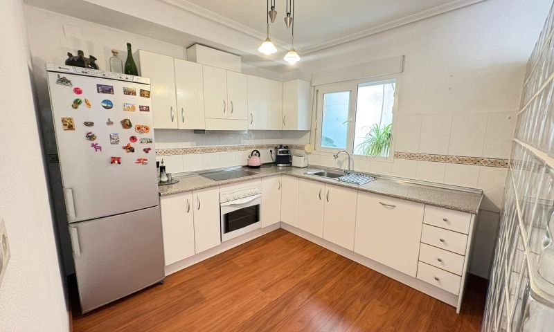 Appartement spectaculaire et spacieux au rez-de-chaussée, comprenant 2 chambres, 2 salles de bains et une vue sur la piscine