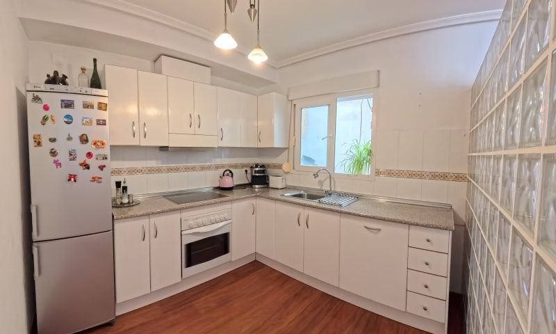 Appartement spectaculaire et spacieux au rez-de-chaussée, comprenant 2 chambres, 2 salles de bains et une vue sur la piscine