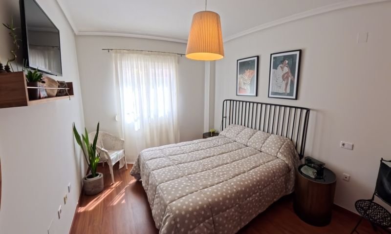 Appartement spectaculaire et spacieux au rez-de-chaussée, comprenant 2 chambres, 2 salles de bains et une vue sur la piscine