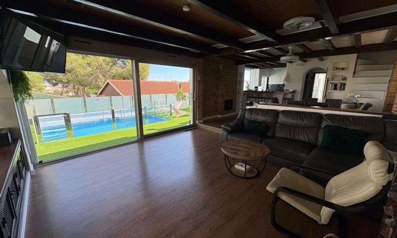 Maison indépendante de style rustique-moderne avec piscine privée, jacuzzi et cave