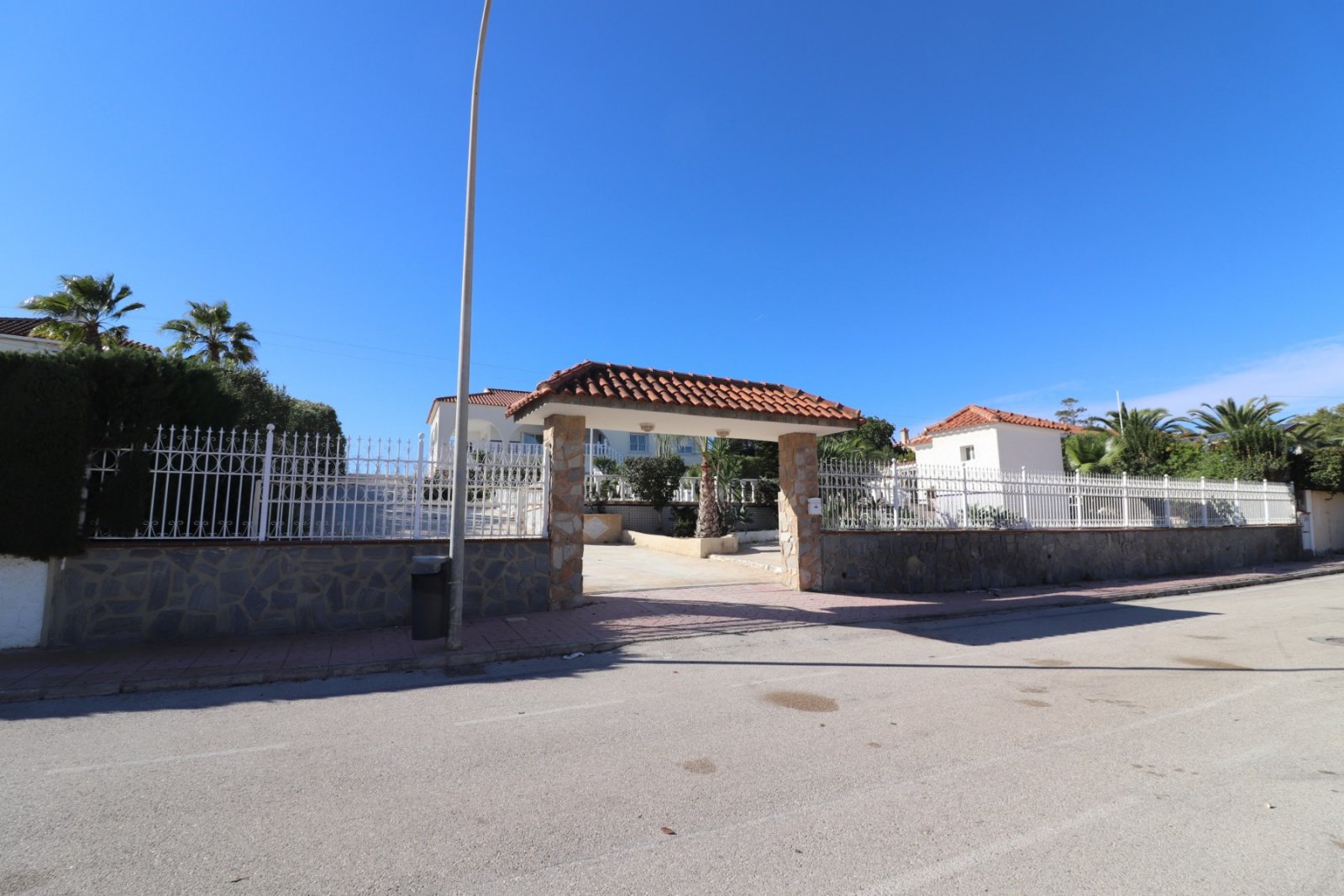 Villa avec 4 chambres, 2 salles de bains, piscine privée et garage