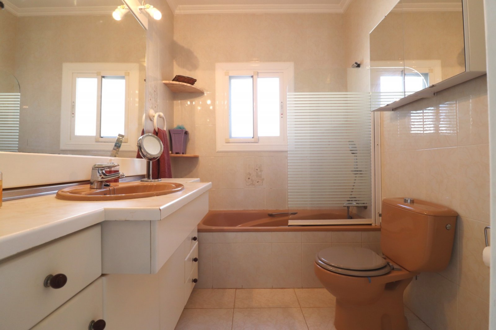 Villa avec 4 chambres, 2 salles de bains, piscine privée et garage