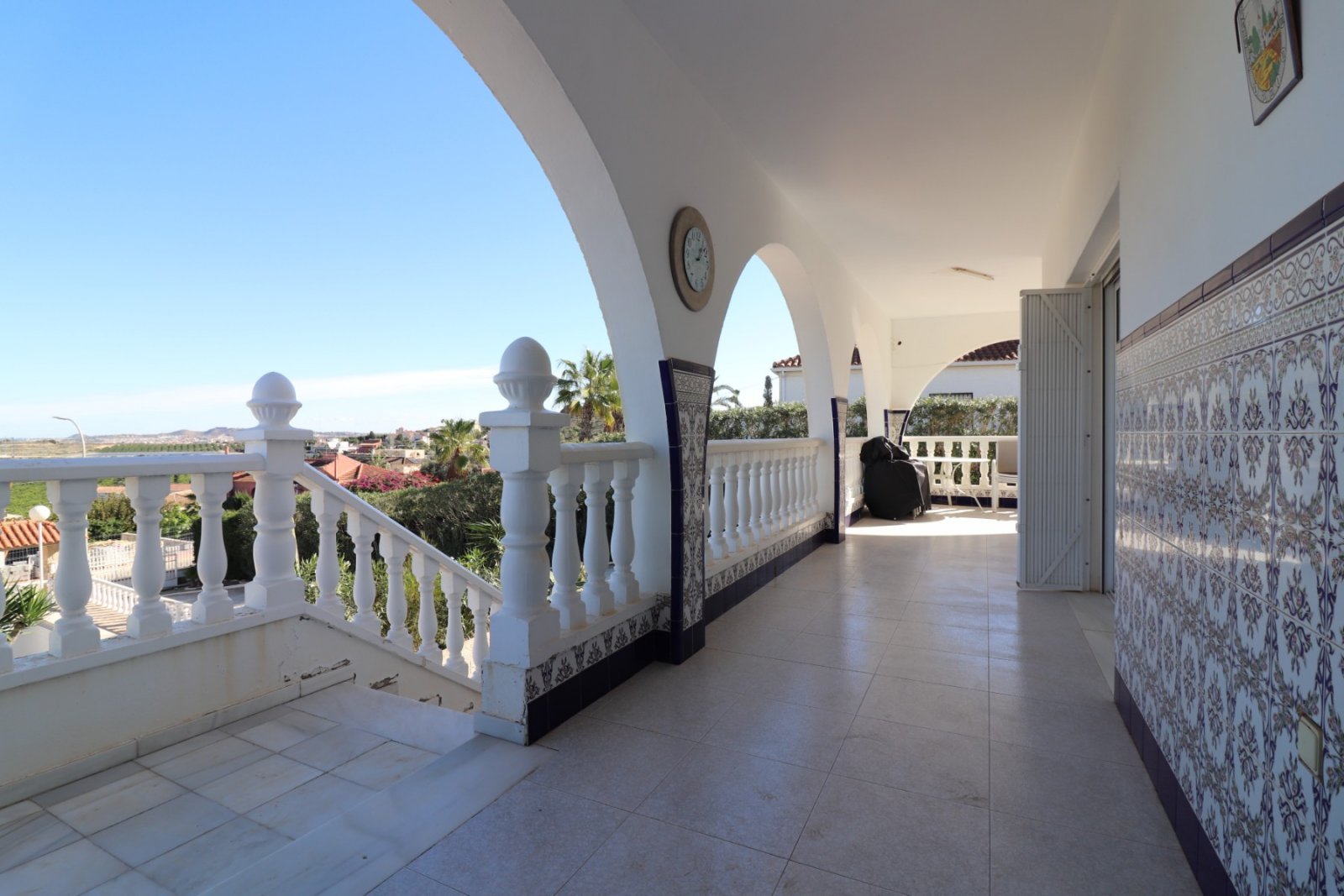 Villa avec 4 chambres, 2 salles de bains, piscine privée et garage