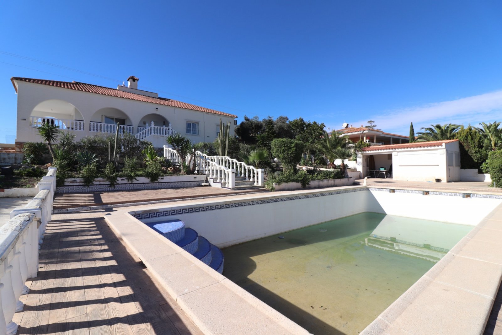Villa avec 4 chambres, 2 salles de bains, piscine privée et garage