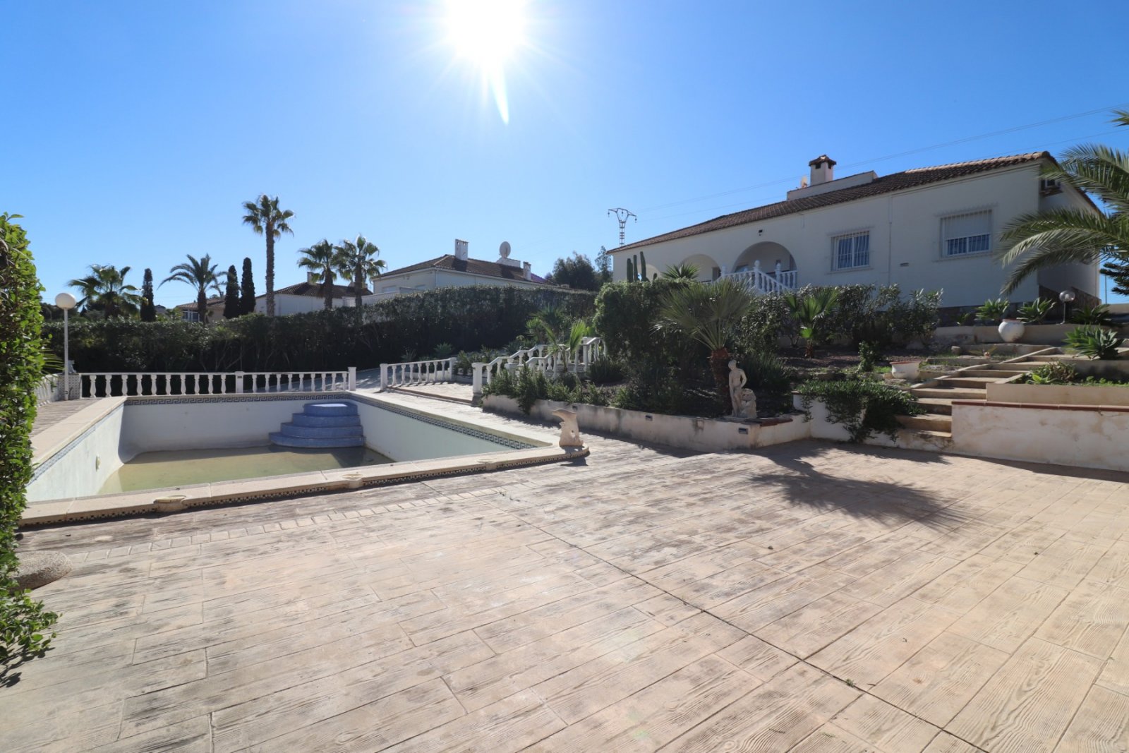 Villa avec 4 chambres, 2 salles de bains, piscine privée et garage