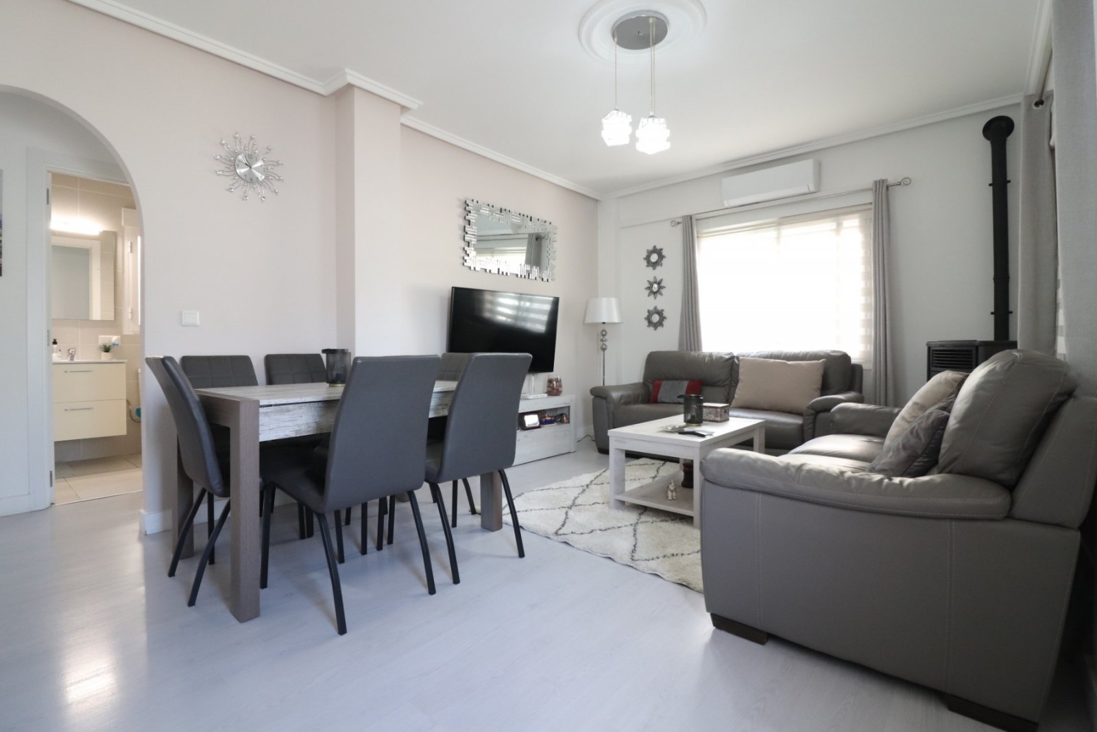 Villa avec 3 chambres, 2 salles de bains, terrasse sur le toit, place de parking et piscine commune