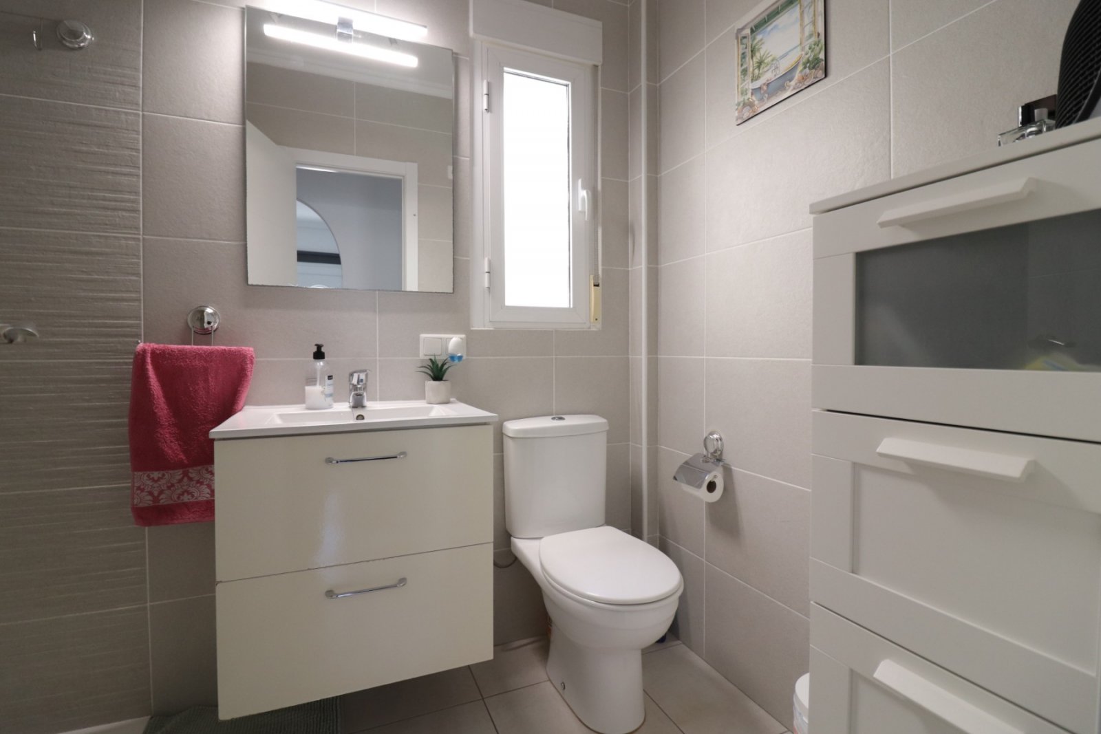 Villa avec 3 chambres, 2 salles de bains, terrasse sur le toit, place de parking et piscine commune