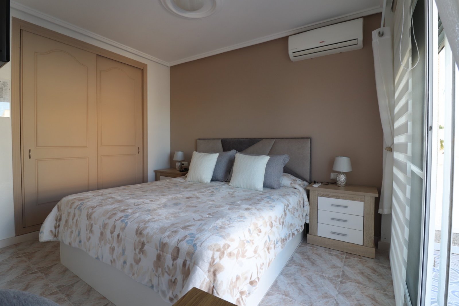 Villa avec 3 chambres, 2 salles de bains, terrasse sur le toit, place de parking et piscine commune